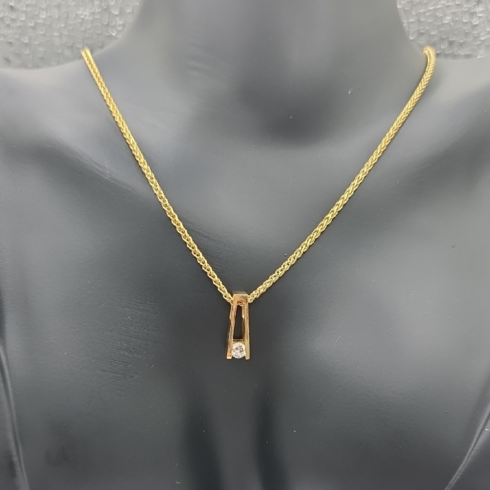 Elegant 14k Gold Necklace with Diamond Pendant